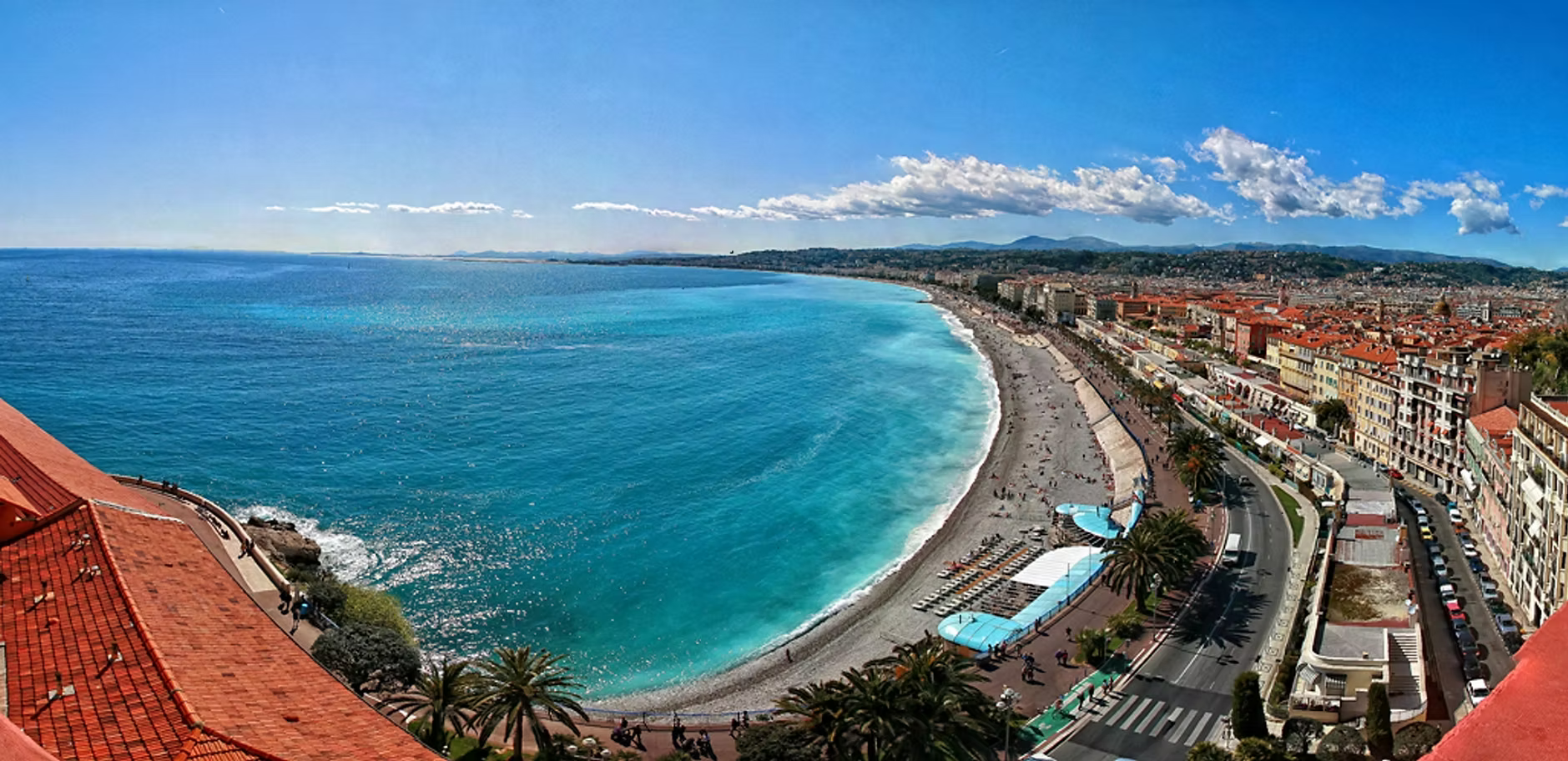Vue panoramique de la baie des Anges et de la Promenade des Anglais à Nice